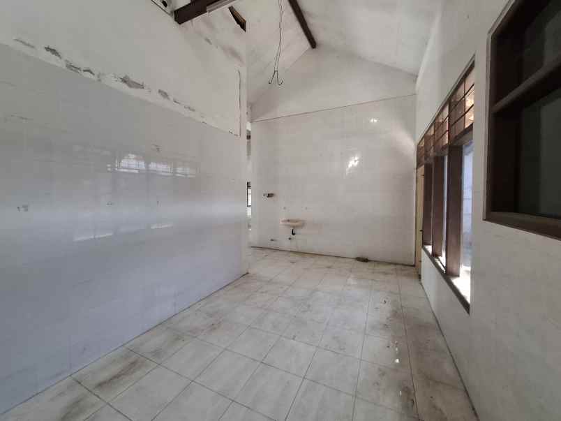 rumah lama di kelurahan kebonsari jember