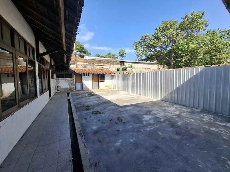 rumah lama di kelurahan kebonsari jember