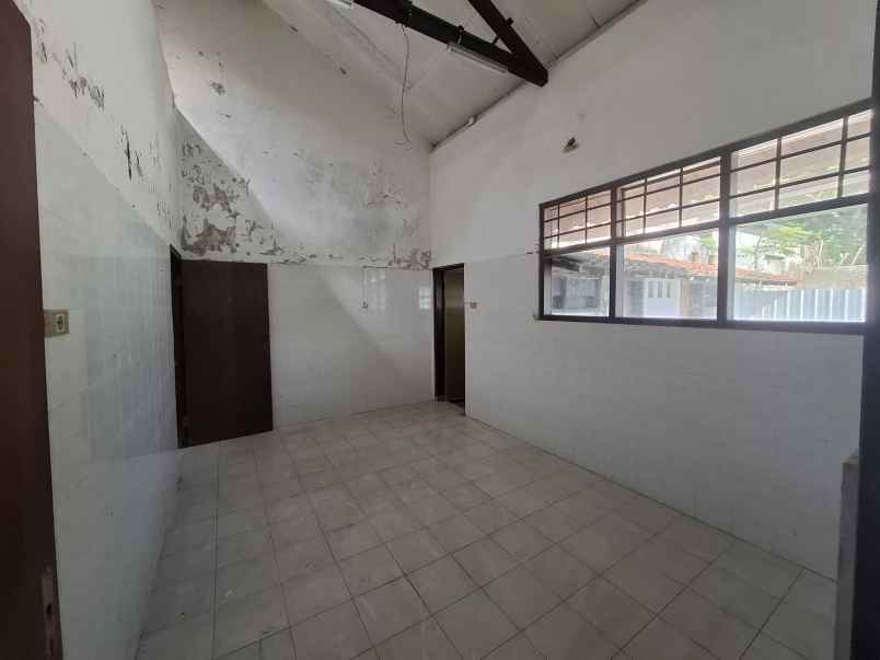 rumah lama di kelurahan kebonsari jember