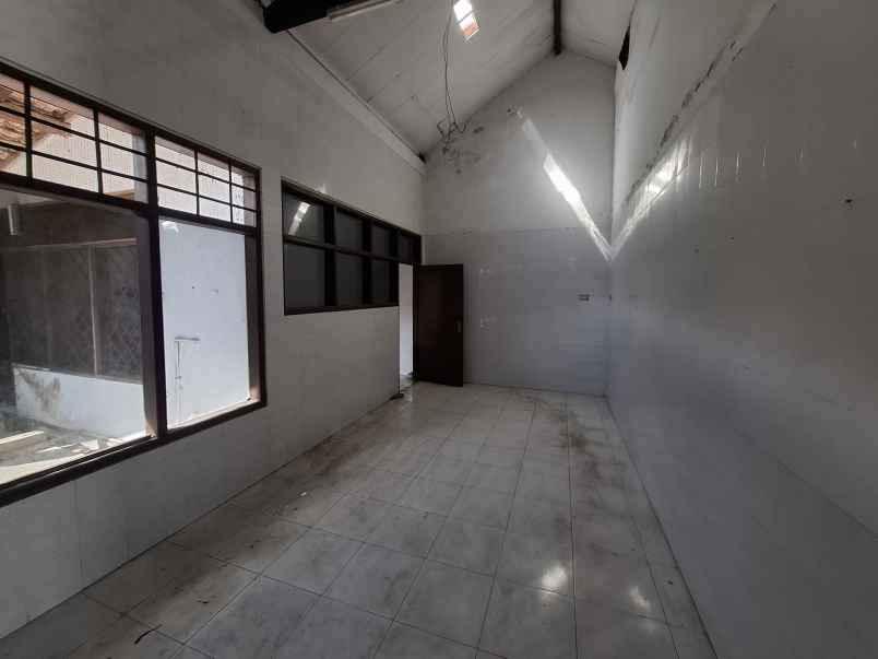 rumah lama di kelurahan kebonsari jember