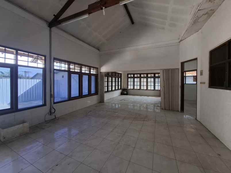 rumah lama di kelurahan kebonsari jember