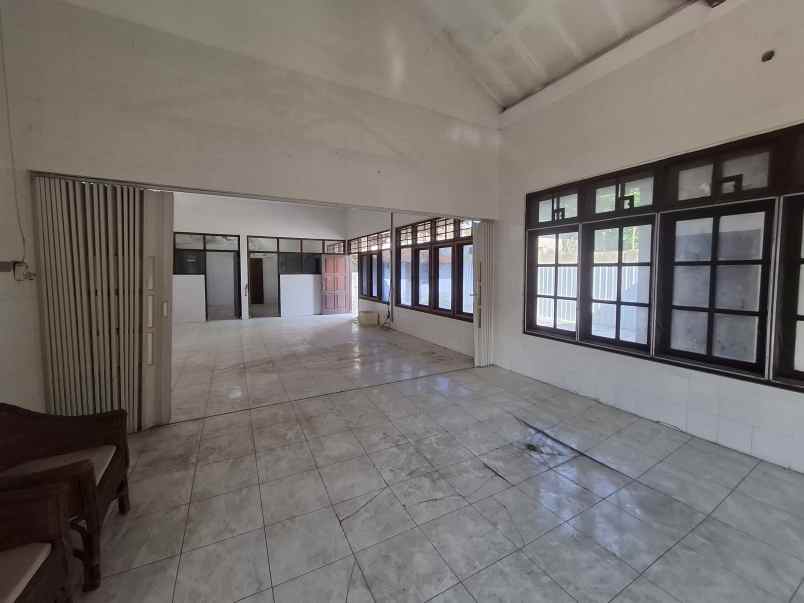 rumah lama di kelurahan kebonsari jember