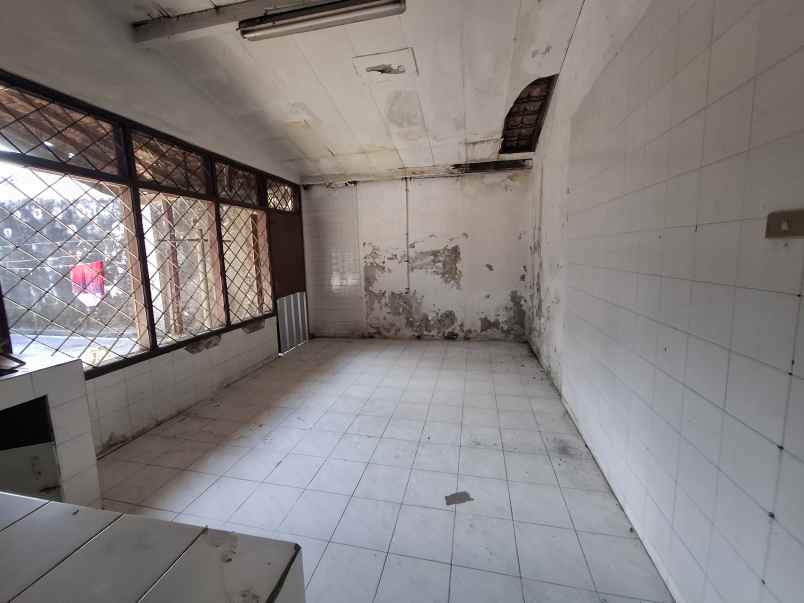 rumah lama di kelurahan kebonsari jember