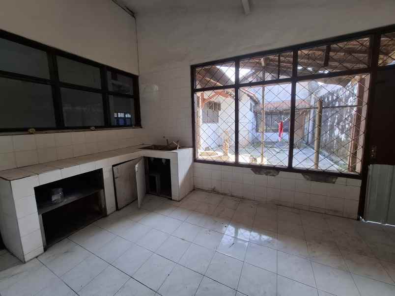 rumah lama di kelurahan kebonsari jember