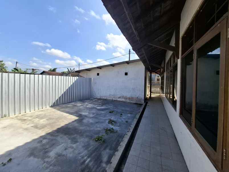 rumah lama di kelurahan kebonsari jember