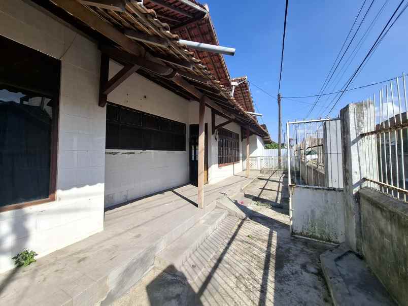 rumah lama di kelurahan kebonsari jember