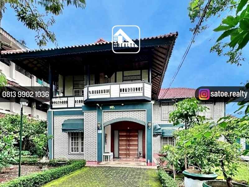 rumah mewah klasik dengan taman luas di jagakarsa