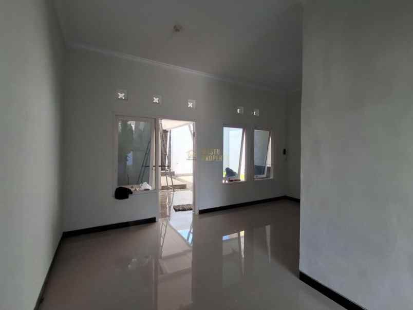 rumah siap huni dengan taman belakang luas di ngemplak