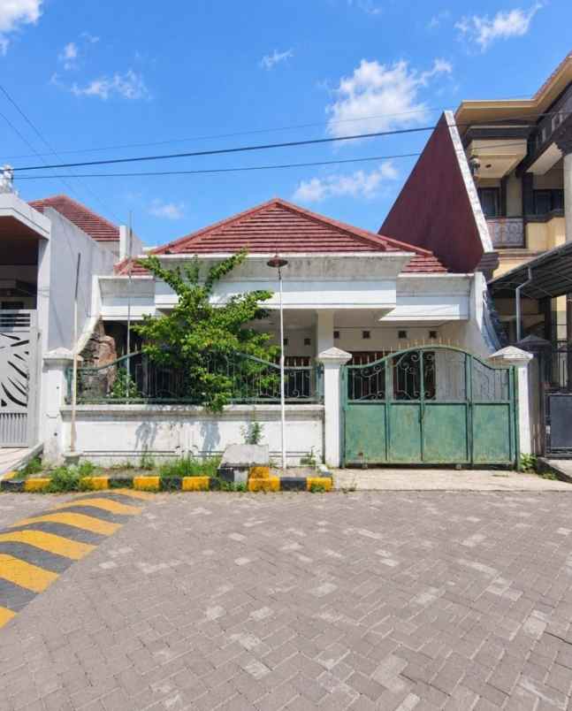 rumah sutorejo selatan butuh renovasi
