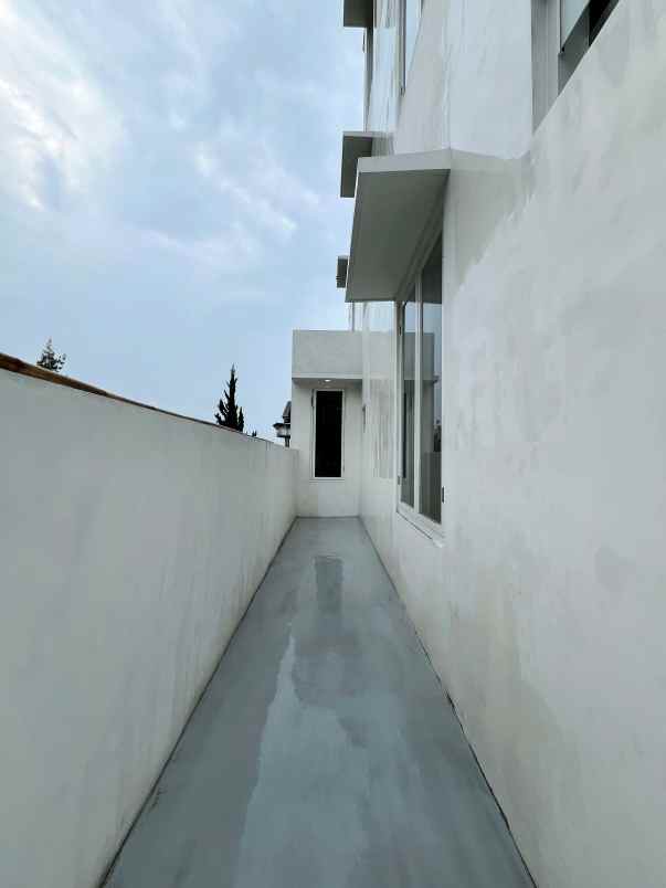 villa baru 3 lantai dekat wisata kota batu