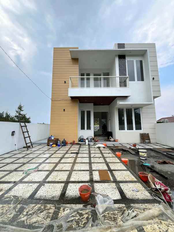 villa baru 3 lantai dekat wisata kota batu