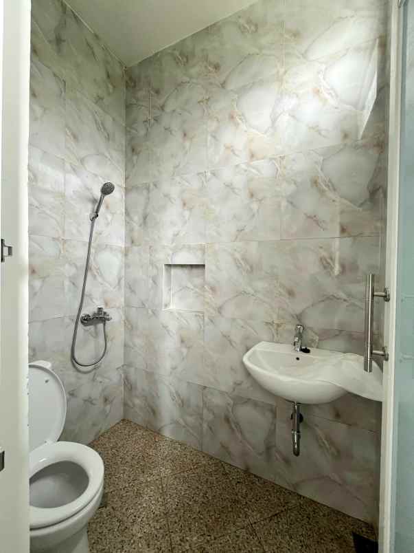 villa baru 3 lantai dekat wisata kota batu