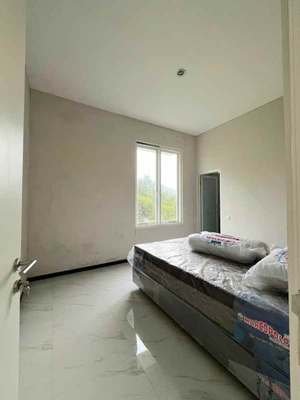 villa baru 3 lantai dekat wisata kota batu