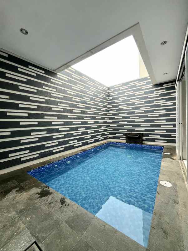 villa baru 3 lantai dekat wisata kota batu