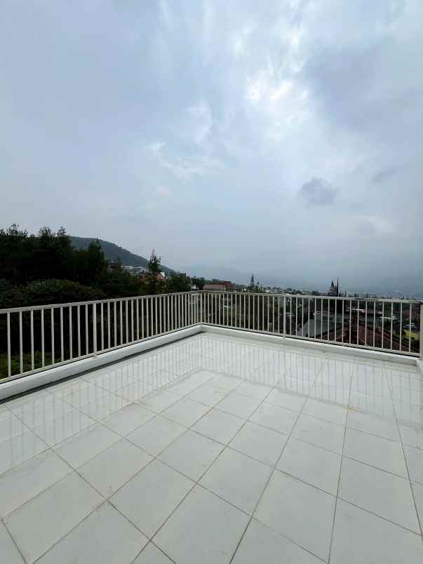 villa baru 3 lantai dekat wisata kota batu