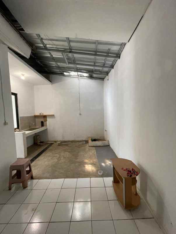 di sewakan rumah green hills ciputat