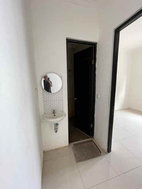 di sewakan rumah green hills ciputat