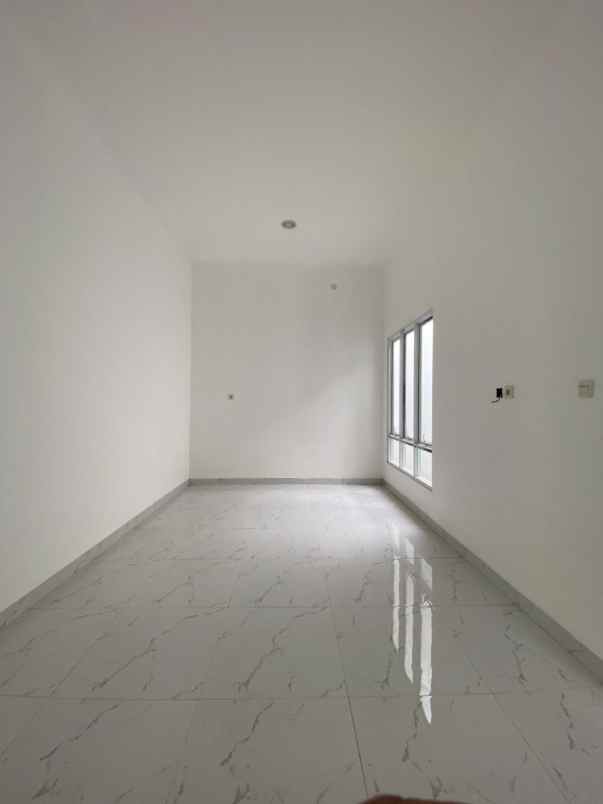 dijual rumah 2 lantai grand royale ciracas