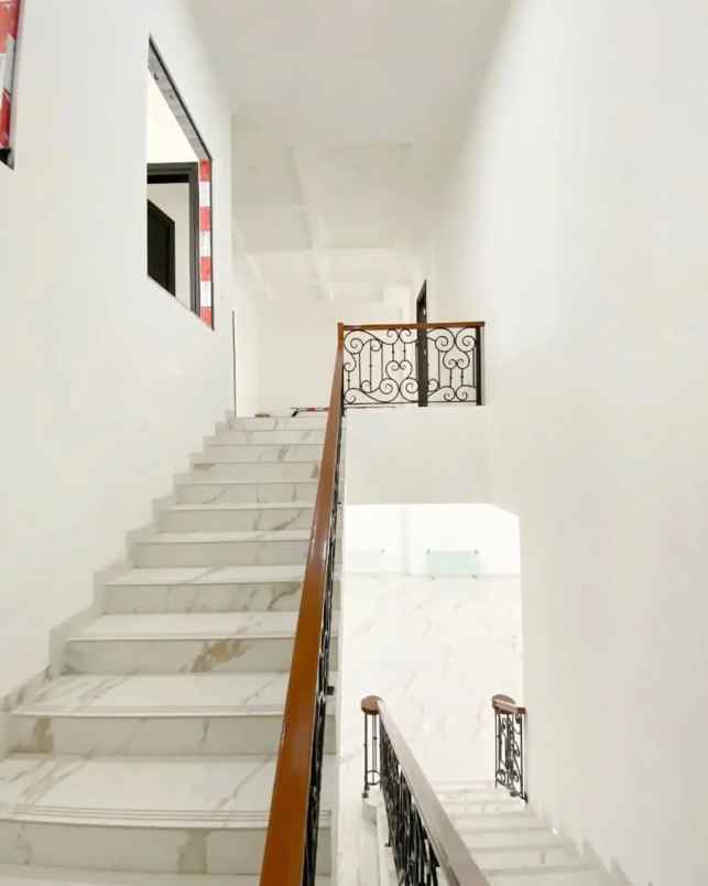 dijual rumah bintao sektor 9 tangerang