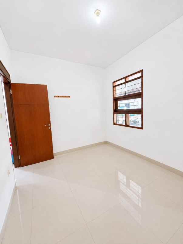 dijual rumah cluster derwati mas estate