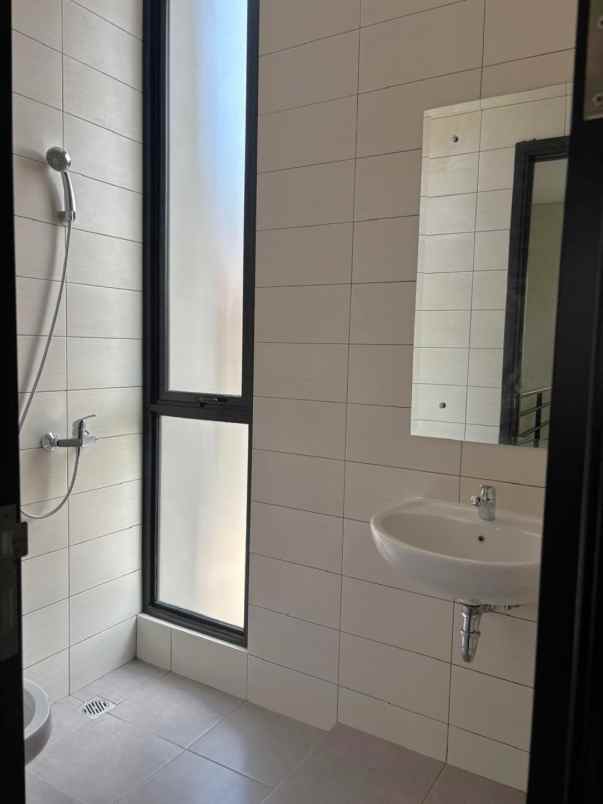 dijual rumah cluster viola summarecon
