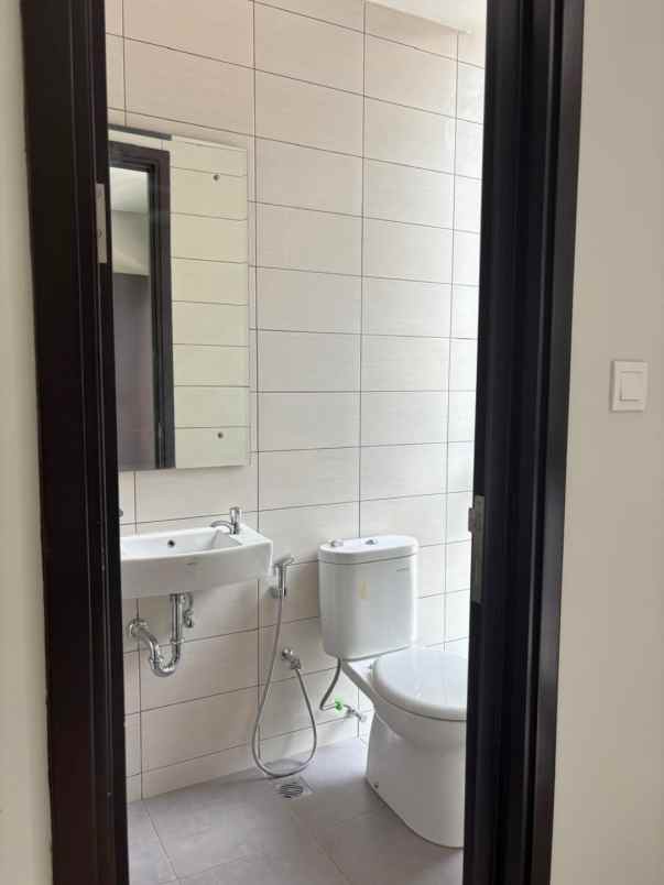 dijual rumah cluster viola summarecon