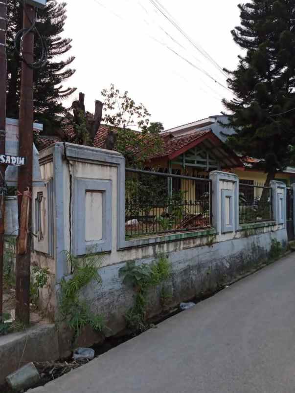 dijual rumah daerah cikaret luas 361 meter ada 2 rumah