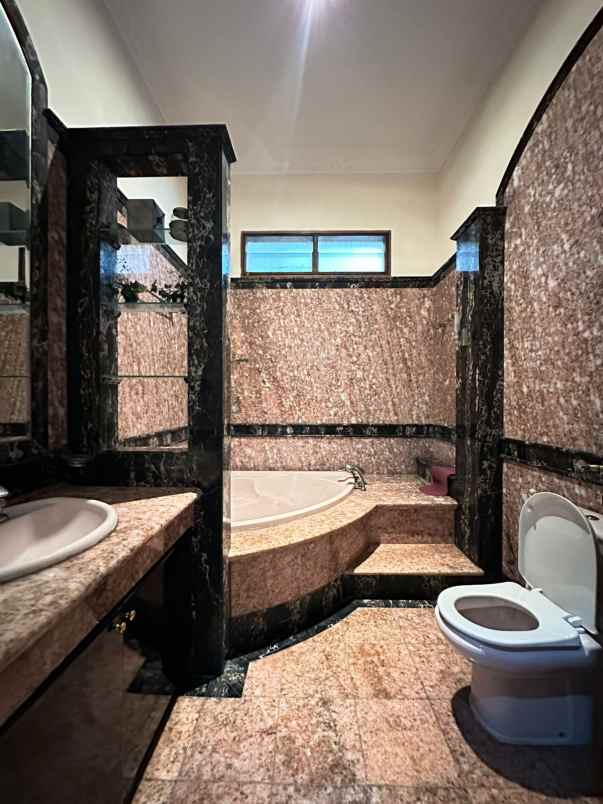 dijual rumah dalam komplek aman 24 jam di pulomas