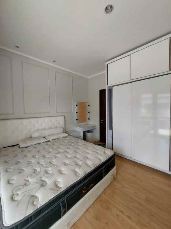 dijual rumah dekat mall di burgundy summarecon bekasi