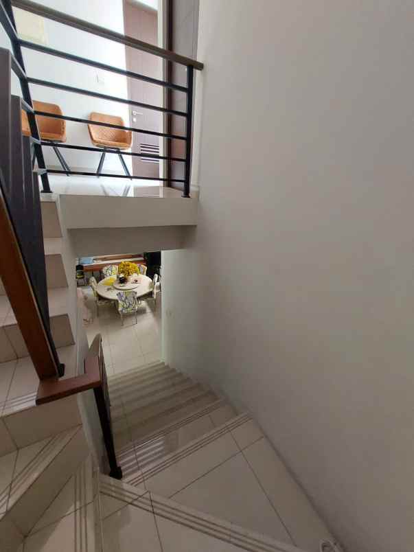 dijual rumah dekat mall di burgundy summarecon bekasi