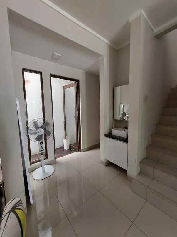 dijual rumah dekat mall di burgundy summarecon bekasi