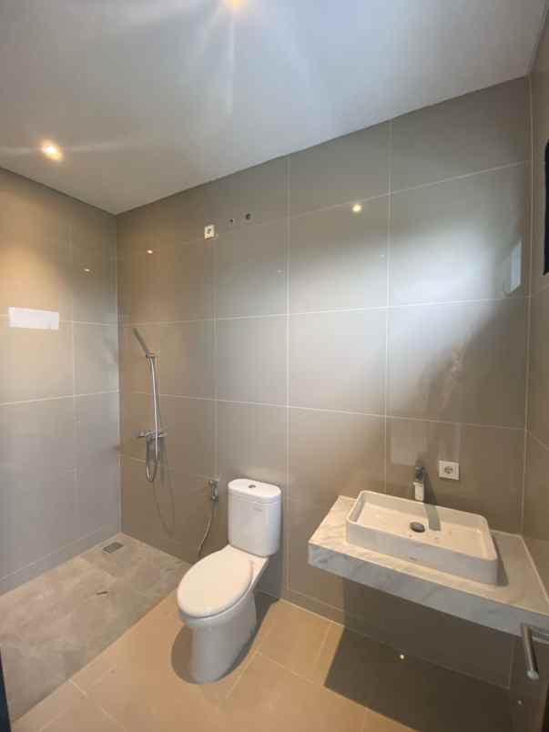 dijual rumah dian istana the white house