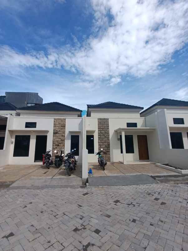 dijual rumah gedawang
