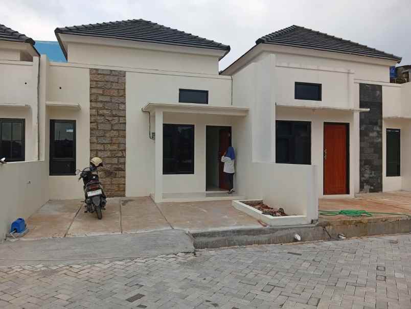 dijual rumah gedawang