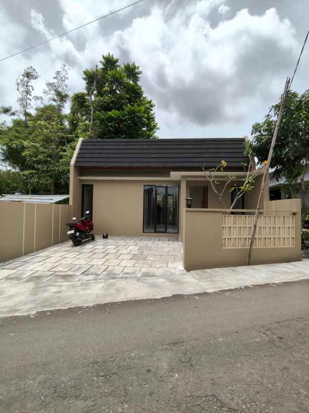 dijual rumah gentan kaliurang km 10