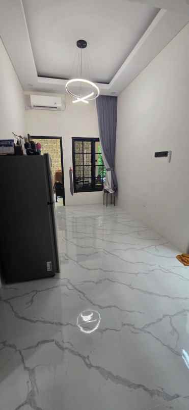 dijual rumah graha marina