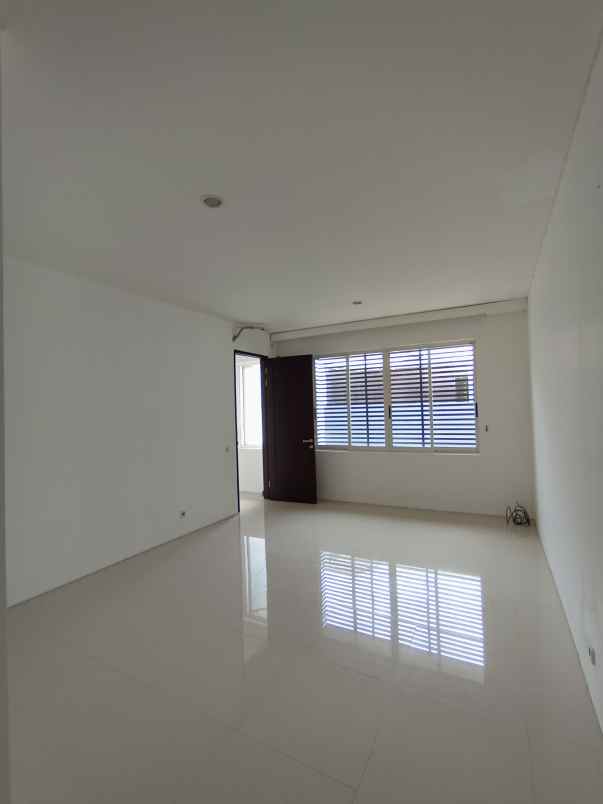 dijual rumah graha natura