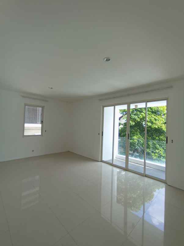 dijual rumah graha natura