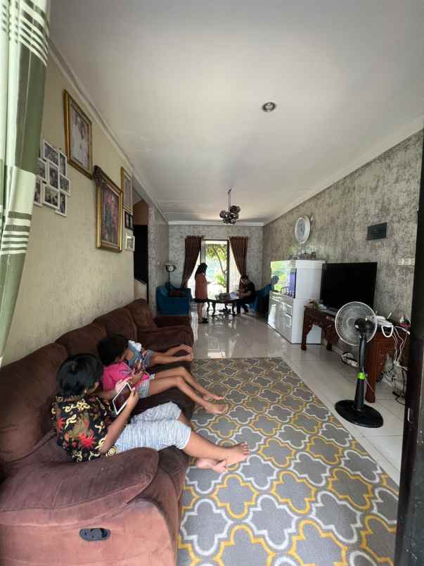 dijual rumah graha raya
