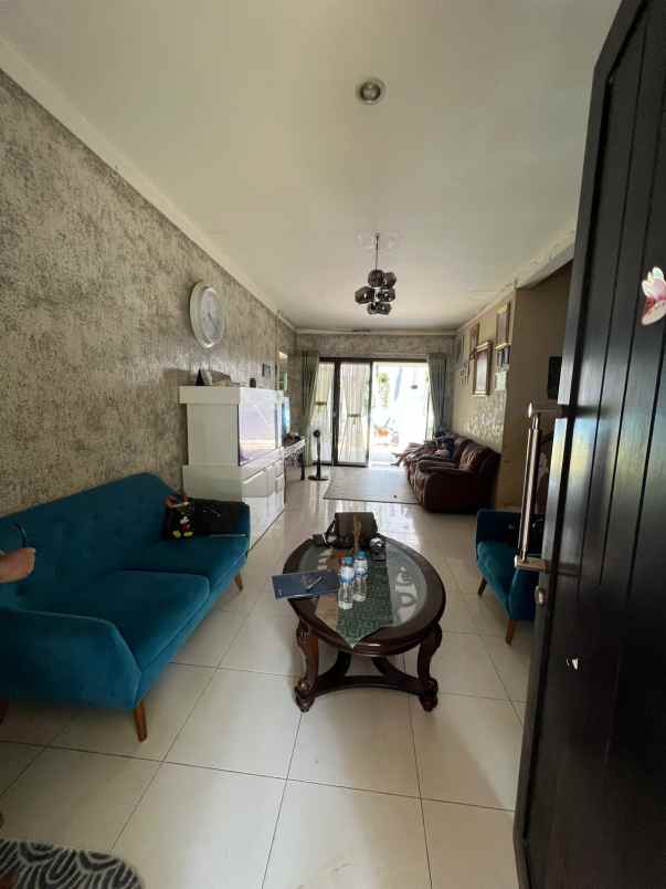 dijual rumah graha raya