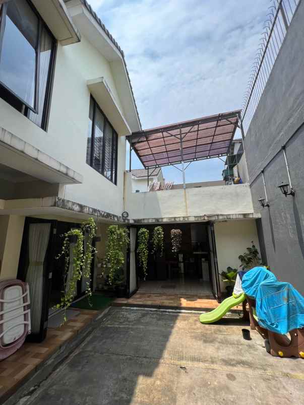 dijual rumah graha raya