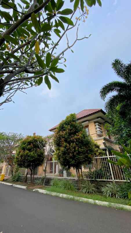 dijual rumah hook mewah bintaro kolam renang