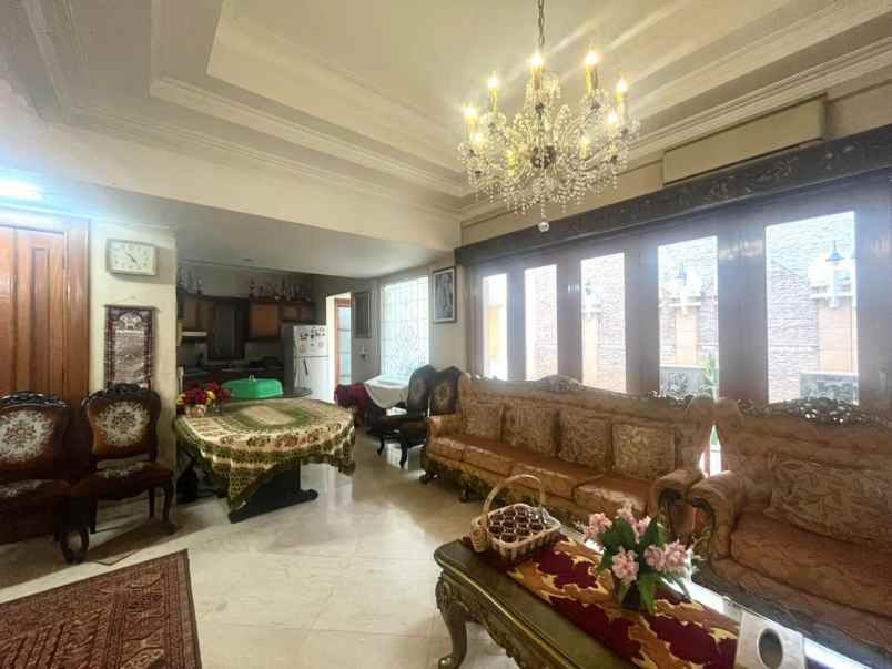 dijual rumah hook mewah bintaro kolam renang