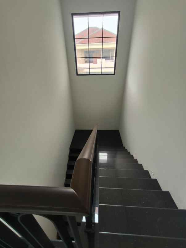 dijual rumah jalan puri widya kencana