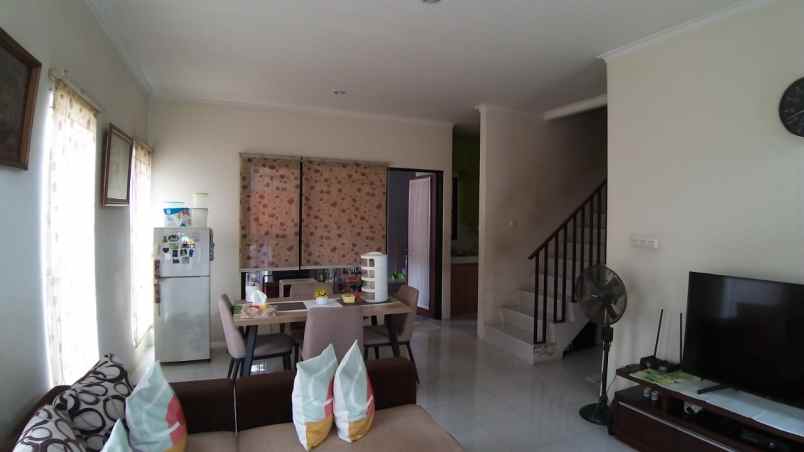 dijual rumah jalan raya cirendeu