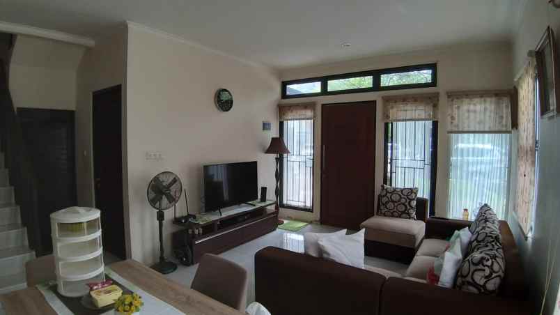 dijual rumah jalan raya cirendeu