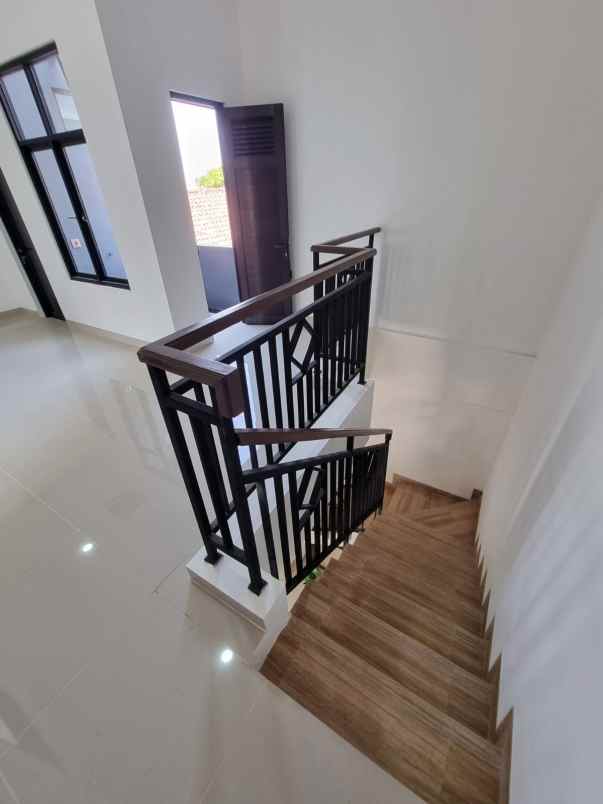 dijual rumah jalan raya pangkalan jati