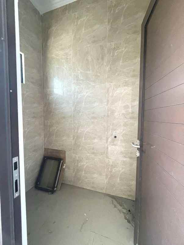 dijual rumah jalan raya sarua ciputat