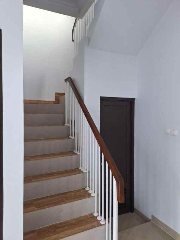 dijual rumah jalan raya serua ciputat