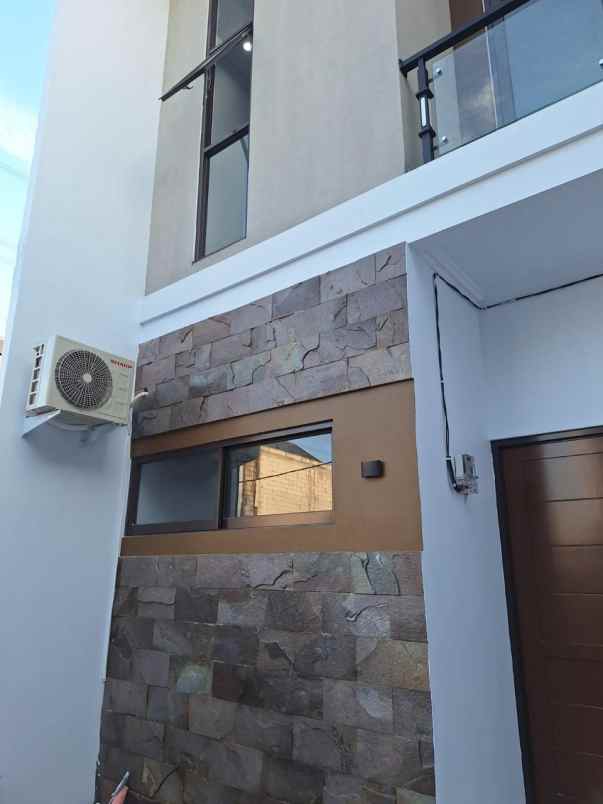 dijual rumah jalan raya serua ciputat